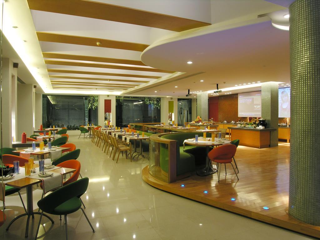 Taj Chandīgarh Esterno foto The interior of the restaurant