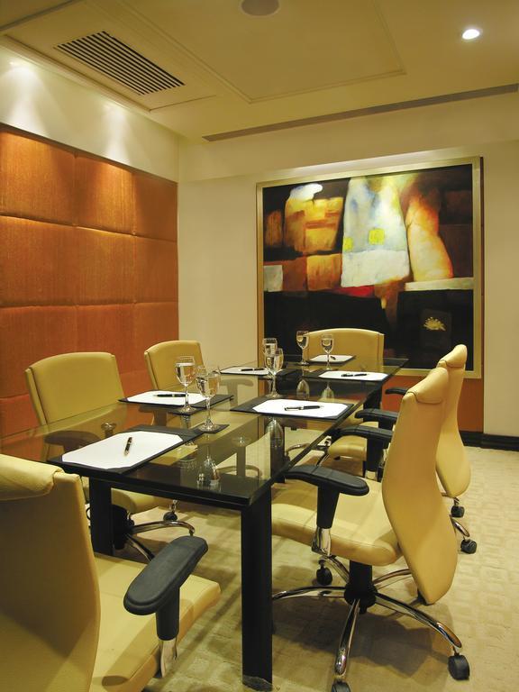 Taj Chandīgarh Esterno foto A boardroom at a hotel