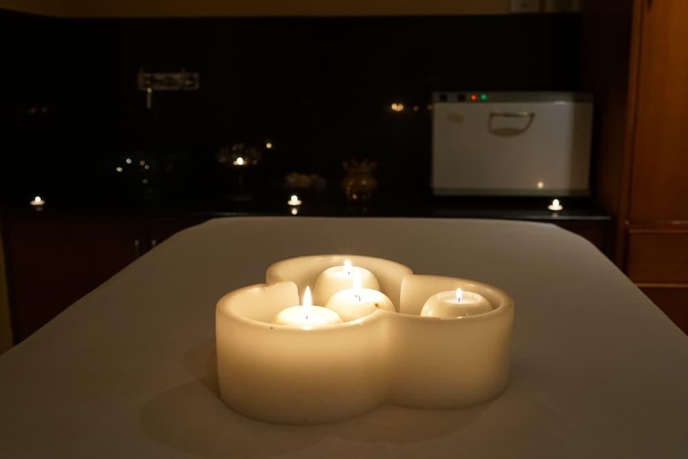 Taj Chandīgarh Esterno foto A massage table with candles