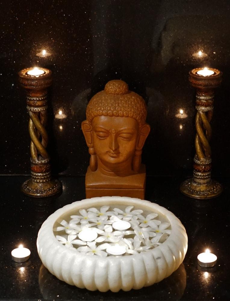 Taj Chandīgarh Esterno foto A statue of the Buddha with two oil lamps