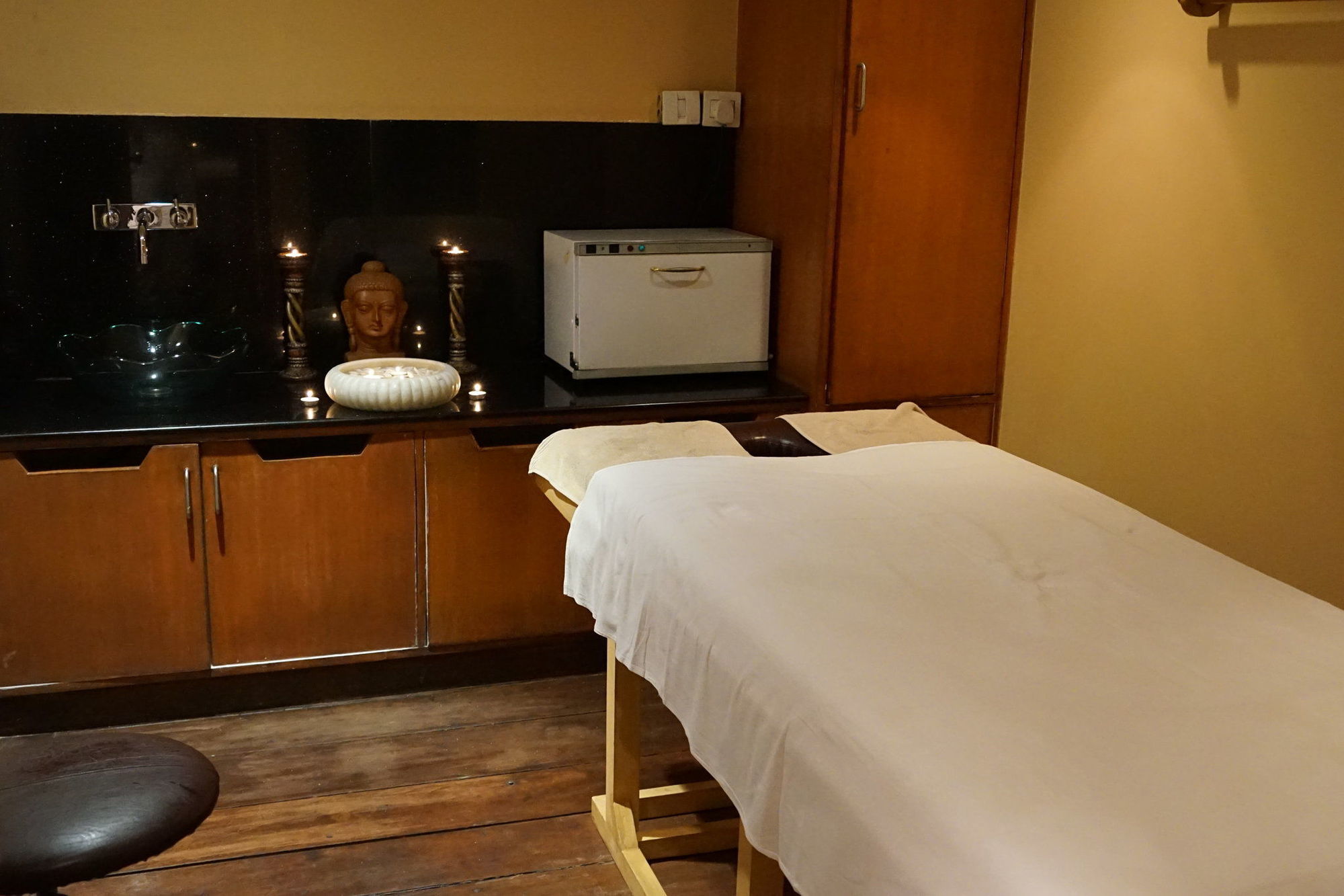 Taj Chandīgarh Esterno foto A massage bed