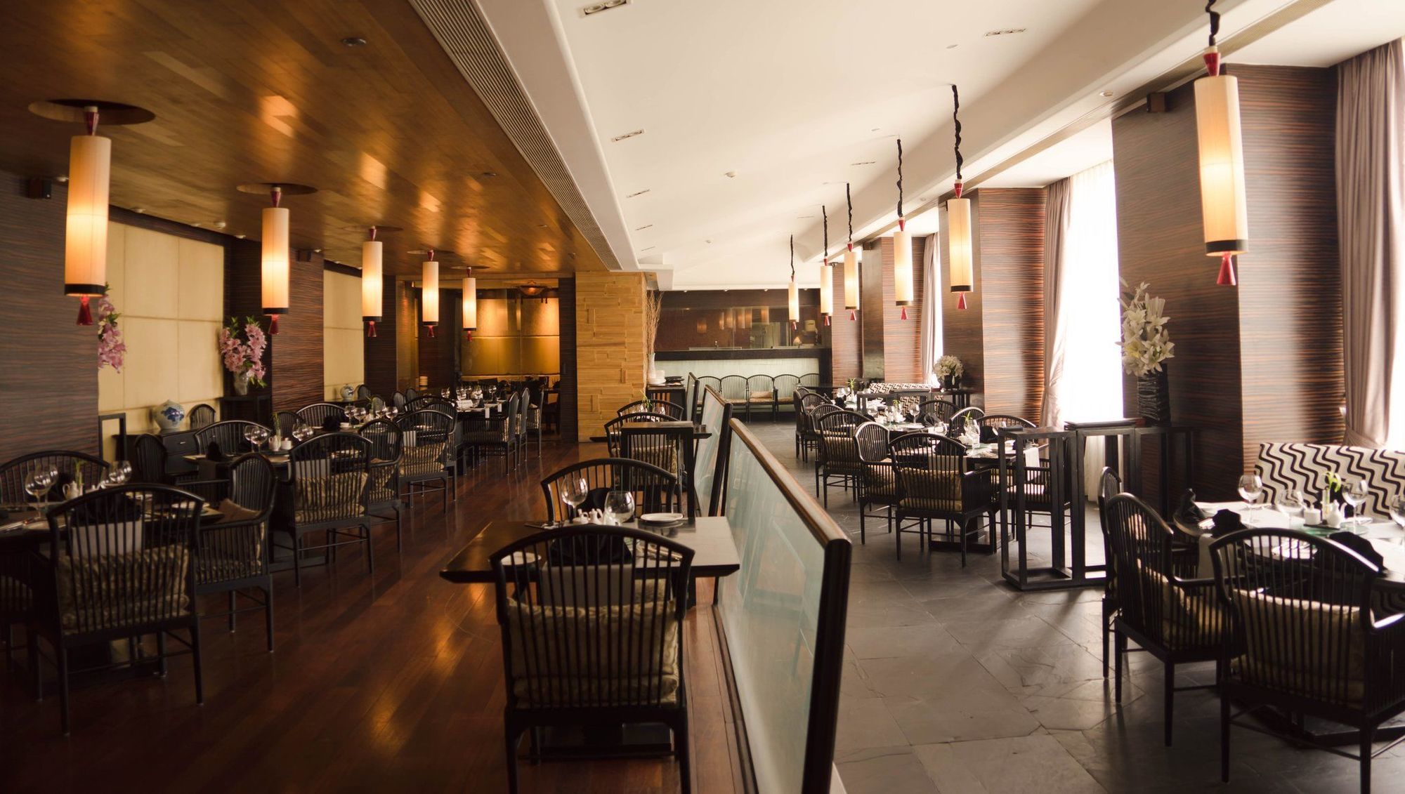 Taj Chandīgarh Ristorante foto The interior of the restaurant