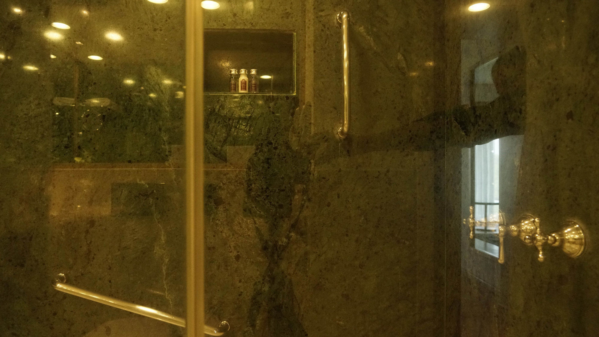 Taj Chandīgarh Esterno foto A shower with a sliding door