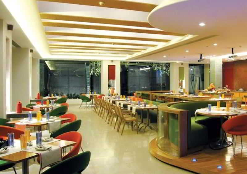 Taj Chandīgarh Esterno foto The interior of a typical restaurant