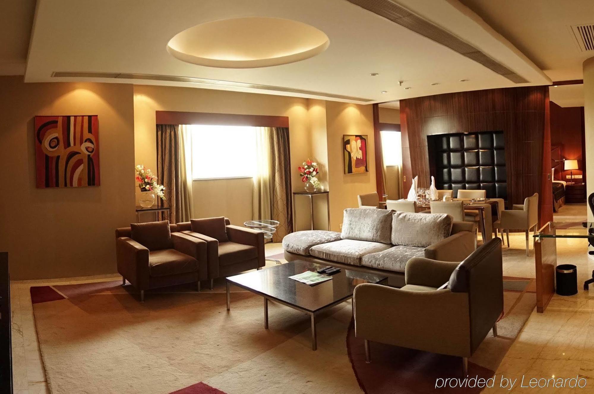 Taj Chandīgarh Esterno foto A living room in a suite at the Ritz-Carlton, Dubai